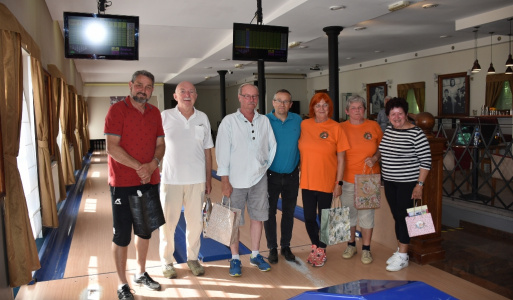 15.5.2024 Bowling s Košecou 15.5.2024 Bowling s Košecou. Aj tento rok sme si dali športový duel v bowlingu, aby sme trochu pocvičili naše svaly a zároveň sa dobre zabavili so svojimi priateľmi. Súťažilo 19 hráčov a ostatní nás výborne povzbudzovali k čo najlepším výsledkom. Naše šikovné kočky Marika, Lenka, Majka nám napiekli výborné dobroty, aby sme mali dostatok energie. Prišiel nás povzbudiť aj pán starosta Stanko Neuschl, ktorý nám pripravil krásne ceny (aj cenu útechy) v kategórii ženy aj muži. Zároveň zabezpečil občerstvenie, aby sme netrpeli smädom, veď pitný režim je veľmi dôležitý. Gratulujeme nielen víťazom, ale všetkým účastníkom, pretože sme sa tešili spoločne z každého úspechu. Bowling sme skončili o 17:00, ale zďaleka to ešte nebol koniec tohto úžasného dňa.