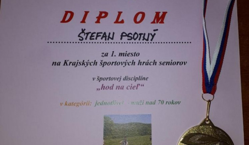 KŠH ZV 19.6. - katastrofa organizačná. Je mi ľúto, že píšem tieto riadky, ale v záujme všetkých nespokojných seniorov (nielen z nášho okresu) to musím urobiť, aby sa takáto katastrofa už viac neopakovala a neohrozovala seniorov na zdraví. Zároveň týmto žiadam KO JDS v B. Bystrici, aby zabezpečila v budúcnosti, že sa už takáto situácia nebude opakovať. Seniori sa každoročne tešia na tieto športové súťaže a naozaj s plným nasadením dosahujú výborné výsledky vzhľadom k ich veku a zdraviu. Aj tento deň prichádzali od 8. hodiny (podľa vlakových a autobusových spojov) seniori-športovci do areálu U3V vo Zvolene. Čím skôr prišli, tým horšie to pre nich bolo.<br />
V areáli nebolo takmer nič pripravené. Seniori museli <strong>stáť na slnku (teploty sa vyšplhali až na 30 °C) </strong>aj 2 hodiny, lebo sedenie nebolo. Ešte o 9:45 len študenti nosili lavičky, ale tieň bol iba v 1 altánku, ktorý viac menej obsadil organizačný výbor. V čase 9:30 – 9:50 mala byť porada vedúcich, ktorá sa však tiež nekonala.<br />
Otvorenie hier s príhovormi začali s výrazným oneskorením (príhovor primátora bol až po 10. hodine). Všetko na priamom slnku.<br />
Pitný režim pozostával z citrónovej vody a neskávy bez cukru a mlieka, pričom okolo obeda už nebolo nič len voda z vodovodu. To my v malej obci (iba s 800 obyvateľmi) sme počas OSH (za účasti vyše 100 súťažiacich a hostí) mali vodu, minerálku, kofolu, rôzne kávy, pivo sa dalo zakúpiť, koláče aj slané pečivo (obed bol zabezpečený tiež v bezprostrednej blízkosti športoviska).<br />
Keďže bolo dovolené mať iba 3 disciplíny pre súťažiaceho podstatná časť športových disciplín sa udiala niečo vyše pol hodiny. Beh bol zabezpečený na štadióne vzdialenom až cca 700 m, čo značne predĺžilo organizáciu športovania. Kvalita štadióna bola zlá - ľutovali sme seniorov – bežcov, ktorí okrem dlhej „prechádzky“ pred a potom po behu behali po neudržiavanej, trávou zarastenej škvárovej dráhe, čo vôbec nebolo bezpečné. Myslíme si, že beh v tejto nekvalite sa mohol vykonať kdekoľvek bližšie, aj v areáli univerzity. Navyše súťaž v petangu bola nelogicky pozastavená až do návratu bežcov, čo ďalej zbytočne predĺžilo celkový čas športovania. Väčšinu času vymedzeného na športovanie sa účastníci predovšetkým piekli na slnku. Keby všetci súťažiaci súťažili vo všetkých disciplínach, v ktorých by chceli, tak pri len trochu lepšej logistike to bolo možné stihnúť prakticky v rovnakom čas.<br />
Už v roku 2022 sa začali diskusie o nutnosti pripraviť jednotné pravidlá na športové disciplíny od okresnej až po celoslovenskú úroveň Osobne som na túto tému mala príspevok na sneme JDS v Liptovskom Mikuláši, kde som aj ponúkla ochotu pracovať v takejto odbornej skupine.<br />
Doteraz som nebola oslovená a ak sa formálne nejaká skupina vytvorila, doteraz nič neurobila.<br />
Už pred viac ako 2 týždňami som žiadala od organizátorov vo Zvolene, od pána Ološtiaka, zaslanie pravidiel k jednotlivým disciplínam. Bohužiaľ doteraz sme nič neobdržali. Boli sme dosť zaskočení, keď sme na mieste zistili, že disciplína „hod na cieľ“, ktorá sa už roky pri hrách JDS chápe ako hod granátom na cieľ (ako to bolo aj telefonicky potvrdené) , bola zmenená na hod farebnými vrecúškami do okien stojana. S týmto „športom“ nemal vôbec nikto žiadne skúsenosti, navyše aj prirodzene chápané pravidlá viažúce sa k farebnosti vrecúšok a okienok boli pozmenené. Sklamanie účastníkov, ktorí sa na túto disciplínu pripravovali a tešili, sa asi ani nedá vyjadriť.