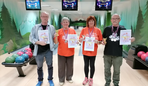 14.11.2024 Krajský bowlingový turnaj v Lubeniku. 14.11.2024 Krajský bowlingový turnaj v Lubeniku. Budíček o 5:00, potom 2,5 hodiny cesta do Lubenika, ale tá námaha stála za to. Súťažili jednotlivci družstvá, muži Jožko Bradovka a Domino Kútnik, ženy Naďa Sámel Dobrovičová a Eva Šestáková). Ľubomír Šesták dnes nehral, ale obetoval sa a robil šoféra po ceste plnej serpentín a bezpečne nás doviezol aj domov, za čo si zaslúžil veľkú vďaku. Dnešný zisk je 8 medailí, z toho 6 strieborných a 2 bronzové – to je najväčšia odmena pre športovcov. Vďaka za perfektnú a úspešnú reprezentáciu našej ZO JDS Štiavnické Bane a zároveň aj okresu Banská Štiavnica. Je to motivácia, aby sme nielen pokračovali v športovaní, ale radi by sme krajský turnaj zorganizovali v roku 2025. Športu zdar a veľa krásnych chvíľ na ďalších súťažiach.