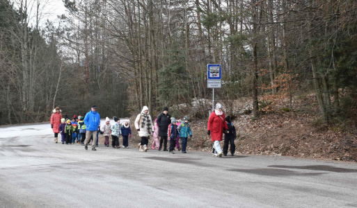 18.2.2025 Zimná vychádzka na Klingeri.  18.2.2025 Zimná vychádzka na Klingeri. Tento deň sme sa vybrali s predškolákmi na zimnú vychádzku. Naozaj bola zimná, lebo máme obdobie celodenných mrazov, ale tu sme už navyknutí na zimu.  Stretli sme sa na Prachárni a išli k tajchu Klinger, kde sa pravidelne stretávajú aj otužilci z celého Slovenska. Čerstvý vzduch pôsobil na trávenie a tak nečudo, že deťom výborne chutila desiata. Potom sme videli otužilcov ako si rúbu svoj bazénik, aby sa trochu ochladili. Naša vychádzka sa skončila pri Piargskej bráne a verím, že deťúrence si výborne poobede pospinkali. Ďakujem všetkým, čo prišli na spoločnú vychádzku a postarali sa  o príjemný deň.